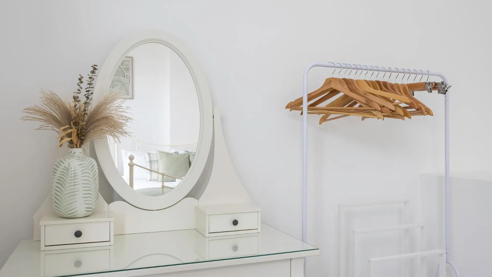 2 Bedroom Flat - With King Sized Beds, Netflix And Sky - Perfect For Contractors, Vacation Guests Or Those Relocating Brighton 0*,  United Kingdom