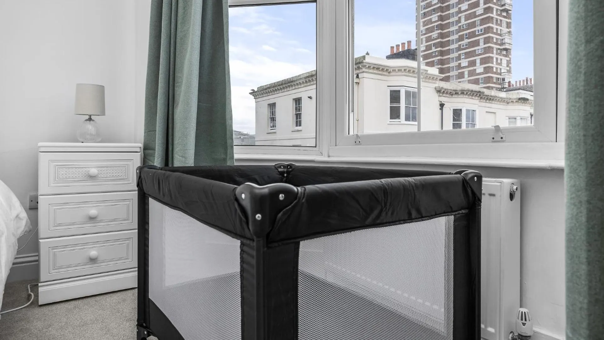2 Bedroom Flat - With King Sized Beds, Netflix And Sky - Perfect For Contractors, Vacation Guests Or Those Relocating Brighton 0*,